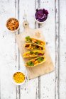 Tacos de jaca vegetariana con maíz dulce, col roja y cilantro - foto de stock