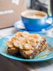 Vollkorn-Sauerteig-Toast mit Bio-Mandelbutter, Banane, Honig und Zimt — Stockfoto
