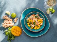 Thai-Garnelen-Mango-Salat mit Sitzsprossen und einer Ingwer-Limetten-Marinade — Stockfoto