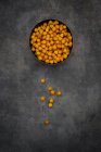A bowl of chickpeas roasted in turmeric as a healthy snack (seen from above) — Stock Photo