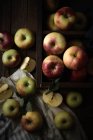 Uma cesta de maçãs orgânicas em uma superfície de madeira — Fotografia de Stock