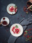Хлебные рулеты с красной смородиной и малиновым вареньем — стоковое фото