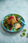 Жареный котелок с тахини, чесноком, тумериком, смолой, шпинатом и гранатовым салатом — стоковое фото