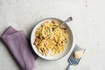Espaguetis carbonara con parmesano - foto de stock