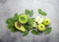 Ингредиенты для приготовления зеленого здорового смузи с брокколи, яблоками, авокадо и шпинатом — стоковое фото