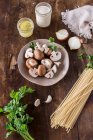 Інгредієнти для страви з макаронами з грибним соусом — стокове фото