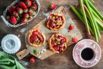 Mini strawberry and rhubarb pies — Stock Photo