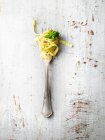Fourchette de Tagliatelle avec brocoli tige sur surface rustique — Photo de stock