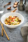 Cibo asiatico. deliziosa insalata e pollo con aglio e formaggio sul tavolo. — Foto stock