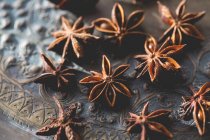 Stelle di anice e stella su uno sfondo di legno — Foto stock