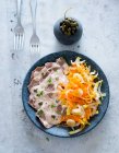Vitello tonnato mit Karotten-Chicorée-Salat — Stockfoto