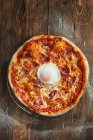 Знімок смачної піци Рустіка з яйцем і беконом. — стокове фото