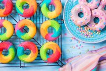 Regenbogen-Donuts mit Zuckerguss — Stockfoto