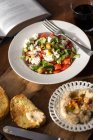 Греческий салат с хумусом и жареным хлебом — стоковое фото