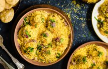 Сев пури (индийская закуска из картофеля, лука и чатни) — стоковое фото