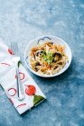 Asian egg roll cabbage salad bowl with carrots and mushrooms, topped with sliced green onions — Stock Photo