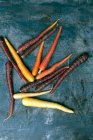 Разноцветная сырая органическая морковь — стоковое фото