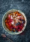 Mijo con frutas, coco y jarabe de arce - foto de stock