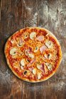Pizza Classic con champiñones y jamón - foto de stock
