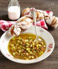 Zuppa di lenticchie palatine con piatto lenticchie, patate e pancetta — Foto stock