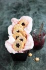 Biscotti biscottini con marmellata di frolla alle noci — Foto stock