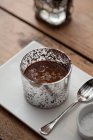 Budino al cioccolato sul tavolo — Foto stock