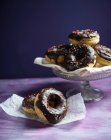 Веганские пончики с какао и кокосовой глазурью и сахарным жемчугом — стоковое фото
