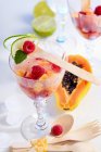 Papaye et framboises punch en verre avec de la glace — Photo de stock