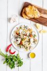 Средиземноморская паста с моллюсками и перцем чили — стоковое фото