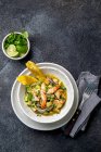 Prawn and avocado stew with plantain chips — Stock Photo