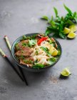 Pho Bo (traditionelle Rindfleischsuppe, Vietnam) — Stockfoto