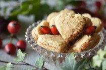 Heart shaped shortbreads with rose hip jam — Stock Photo