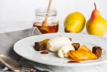 Roasted pears with vanilla ice cream and honey — Stock Photo