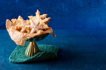 Печенье со снежинками в металлической миске — стоковое фото