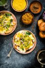 Dahi aloo tikki chaat (Індійська вулична їжа, вироблена з картоплі з йогуртом і тамариндом).) — стокове фото