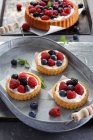 Кілька пирогів зі свіжими ягодами — стокове фото