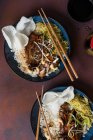 Pancia di maiale cinese lentamente cucinato con cabage cinese, riso e cracker gamberetti — Foto stock