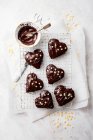 Corações de gengibre com geleia e esmalte de chocolate em rack de arame — Fotografia de Stock