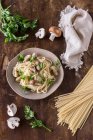 Close-up shot of delicious Linguine with mushrooms and parsley — Stock Photo