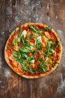 Крупный план вкусной пиццы с лососем и маскарпоном — стоковое фото