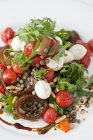 Lentil salad mixed with rocket, tomatoes and mozzarella balls — Fotografia de Stock