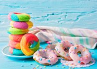 Радужные пончики с глазурью — стоковое фото