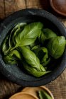 Gros plan sur de délicieuses feuilles de basilic frais — Photo de stock