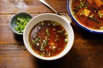 Sopa de missô japonesa com tofu, algas marinhas, cebolinhas e flocos de pimenta — Fotografia de Stock