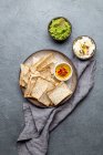 Kleie-Chips, Avocado-Guacamole, Olivenöl mit Gewürzen, Frischkäse — Stockfoto
