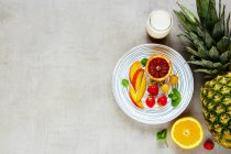 Delicioso café da manhã com frutas frescas e bagas, iogurte grego em fundo de mesa leve — Fotografia de Stock