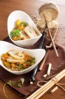 Style asiatique quinoa avec poitrine de poulet et légumes — Photo de stock