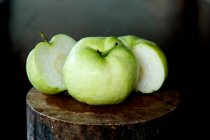 Guava is a common tropical fruit cultivated and enjoyed in many tropical and subtropical regions — Stock Photo