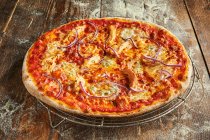 'Tosca' pizza with red onions — Stock Photo