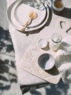 Platos de cerámica, sal y leche sobre una mesa - foto de stock